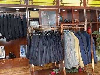 包头好看的西服品牌店有哪些,包头服装商场哪个好时尚又便宜 -图1